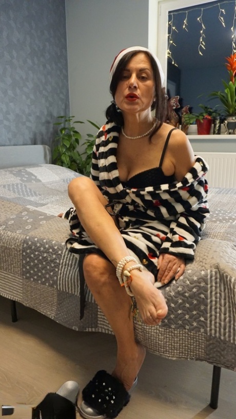 Mature amateur Diana Ananta plays with her bare feet during non-nude action 30536457